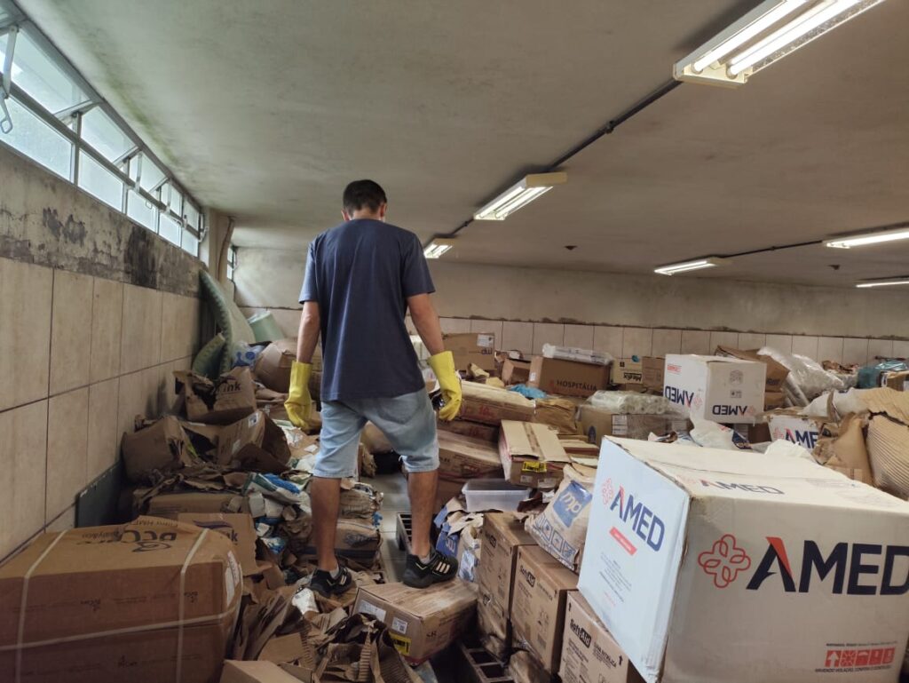 Conferência e contagem do estoque perdido no depósito do almoxarifado geral do HU-UFSC em 24/01 após inundação