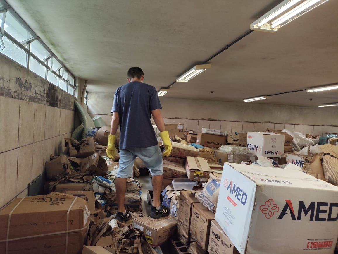 Conferência e contagem do estoque perdido no depósito do almoxarifado geral do HU-UFSC em 24/01 após inundação
