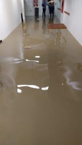 Inundação no subsolo do Almoxarifado do HU-UFSC, em frente ao estoque de Grandes Volumes (SORO fisiológico e outras soluções injetáveis) 16/01/2025