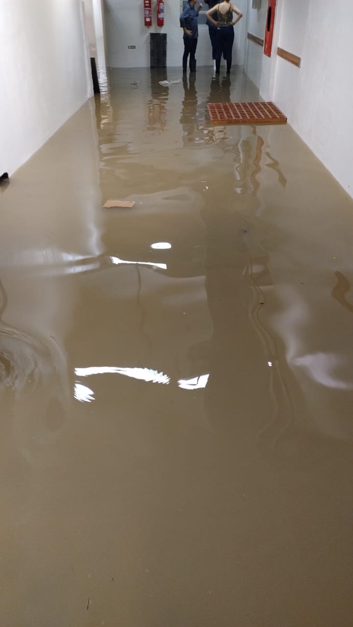Inundação no subsolo do Almoxarifado do HU-UFSC, em frente ao estoque de Grandes Volumes (SORO fisiológico e outras soluções injetáveis) 16/01/2025