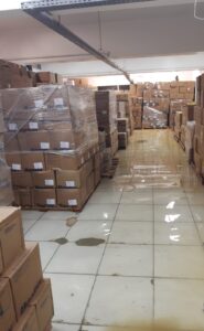 Inundação no almoxarifado do HU-UFSC, no estoque de Grandes Volumes (SORO fisiológico e outras soluções injetáveis) 16/01/2025