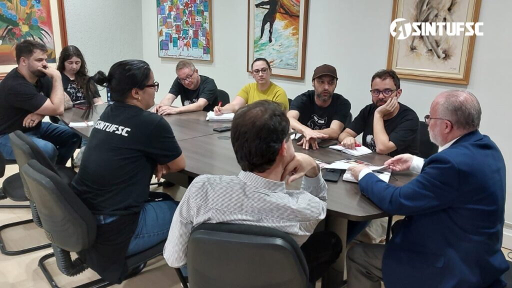 Foto da direção do Sintufsc reunida com representantes da Reitoria no gabinete do reitor