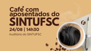 Arte de divulgação em tons de bege e marrom. No topo, em letras grandes, lê-se: “Café com aposentados do SINTUFSC”. À direita, há uma xícara de café vista de cima, com grãos de café espalhados ao redor. Na metade inferior da arte, uma fotografia mostra um encontro anterior do sindicato. Cerca de 15 pessoas estão sentadas em círculo, em uma sala, participando de uma conversa.