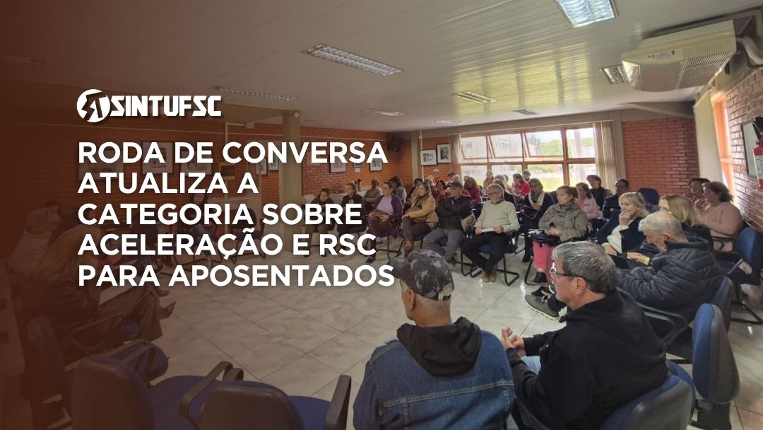 Fotografia de uma roda de conversa no Auditório do Sintufsc, com dezenas de pessoas, em sua maioria idosas, sentadas em cadeiras dispostas em círculo. À esquerda, sobre uma faixa marrom translúcida, aparecem em branco o logotipo do Sintufsc e o texto: “Roda de conversa atualiza a categoria sobre aceleração e RSC para aposentados”.