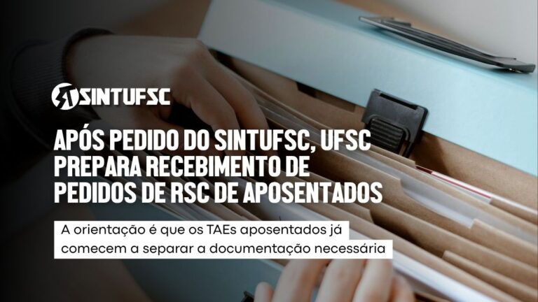 Ao fundo, fotografia de uma mão manuseando documentos em um arquivo de pastas. Na parte superior o título: “Após pedido do SINTUFSC, UFSC prepara recebimento de pedidos de RSC de aposentados”. Abaixo, em uma faixa branca, está escrito: “A orientação é que os TAEs aposentados já comecem a separar a documentação necessária”.