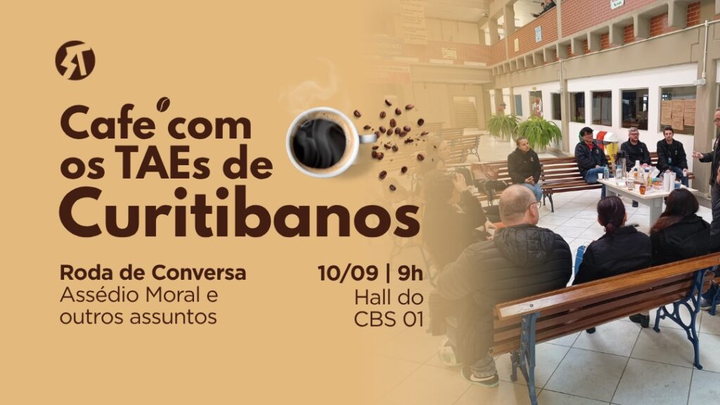 No topo, à esquerda, em letras grandes, lê-se: “Café com os TAEs de Curitibanos”. À direita, há uma xícara de café vista de cima, com grãos de café espalhados ao redor. Abaixo, à esquerda, está escrito: “Roda de Conversa. Assédio Moral e outros assuntos”. À direita: “10/09 | 9h. Hall do CBS 01”. Na metade inferior da imagem, uma fotografia mostra um grupo de pessoas reunidas em roda, sentadas e em pé ao redor de uma mesa, em um espaço interno com bancos de madeira.