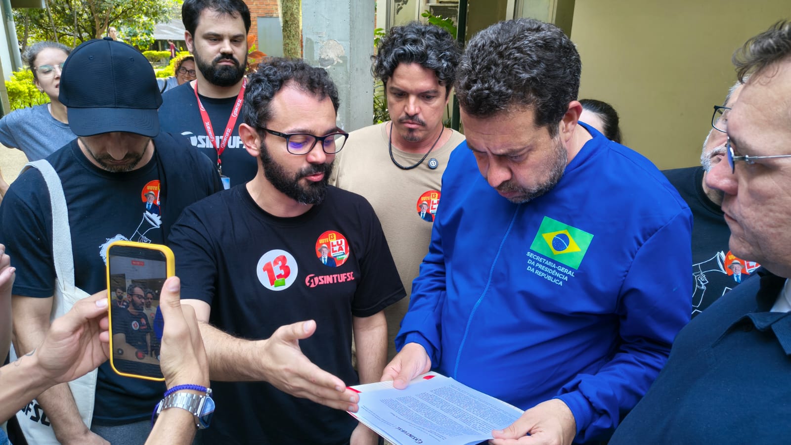 Fotografia do Diretor do Sintufsc, Renato Milis entregando a carta de reivindicações do TAEs para o Ministro Guilherme Boulos